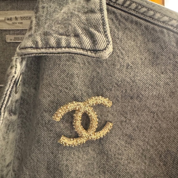 New Classic Chanel CC Logo Large Crystal & Pearl Embellished Gold Brooch - Picture 4 of 4